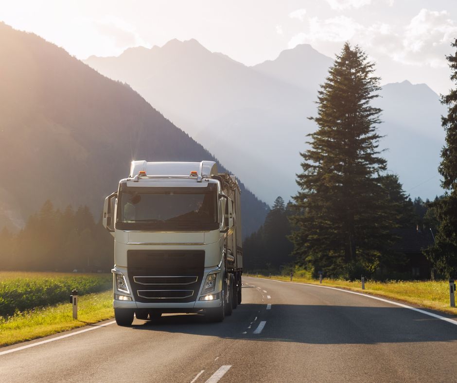 Онлайн база вантажів та перевізників: чим це корисно для вашого бізнесу